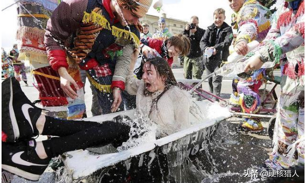 乌克兰最“火爆”节日,热辣美女释放天性,男性看对眼就“抱走”