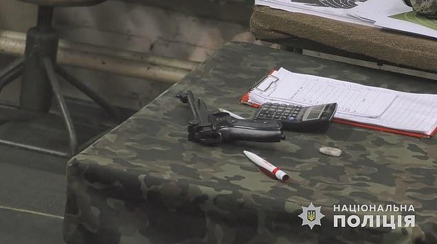 乌克兰美女怀疑男友出轨跑靶场发泄，开2枪精准射中教练头和心脏