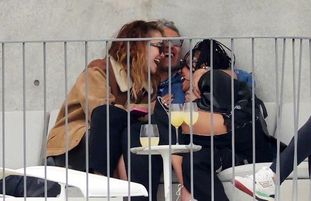 雷神4导演和2个美女亲吻，其中一个是漫威女武神，网友：大受震撼