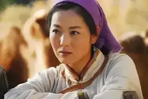 王茜华 电视剧里的农村大婶变身诚实的摩登女郎