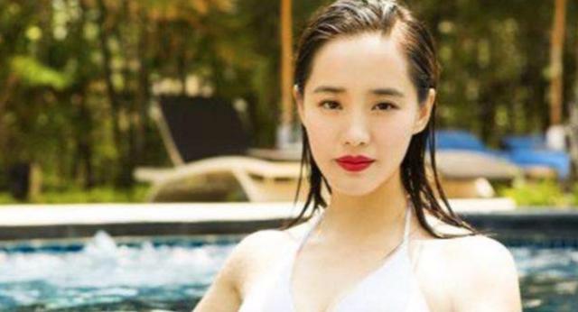 “美人出浴”别尬演，有人一眼万年，有人我想把她按回水里