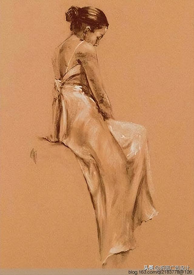 她的木炭粉彩画堪称一绝，性感素描将人体线条展现的性感迷人