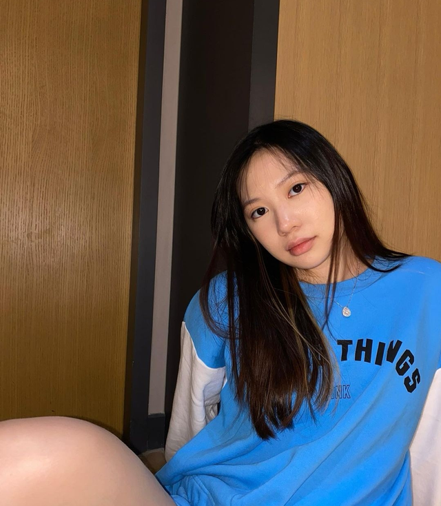 甄子丹17岁女儿晒照，皮肤白暂大长腿逆天，继承妈妈模特好基因