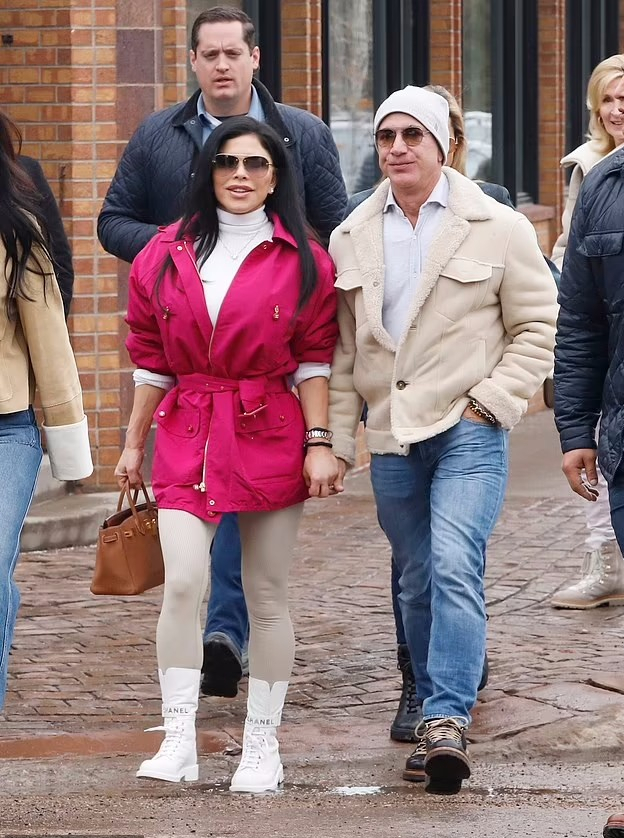 贝索斯53岁女友确实放得开！光脚穿蕾丝睡衣参加派对，妩媚又性感