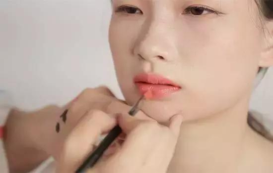 新手化妆教程视频淡妆，化妆师教你瞬间变脸