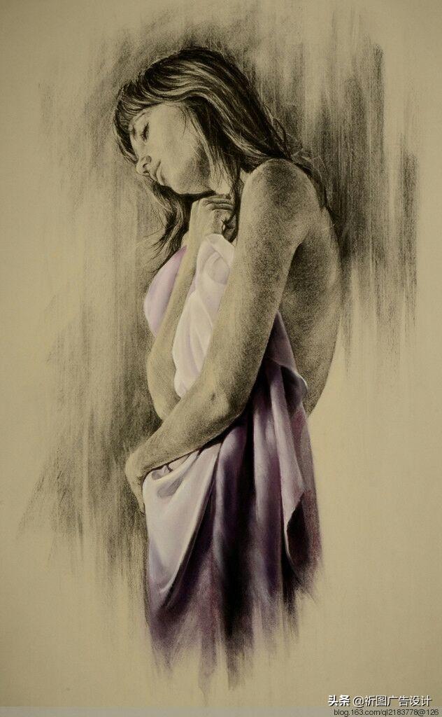 她的木炭粉彩画堪称一绝，性感素描将人体线条展现的性感迷人