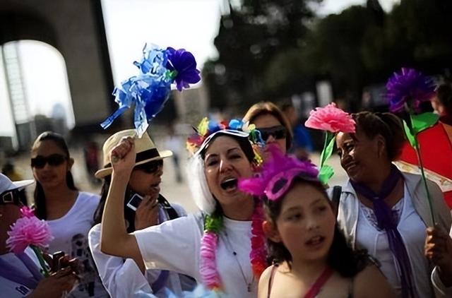 德国多开放？街上一群醉酒美女“强吻”男性，游客：简直没眼看