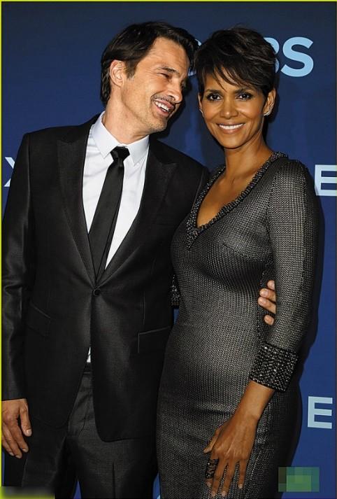 令人惊艳的黑珍珠：伊曼和丈夫甜蜜恩爱24年，哈莉·贝瑞离过3次婚