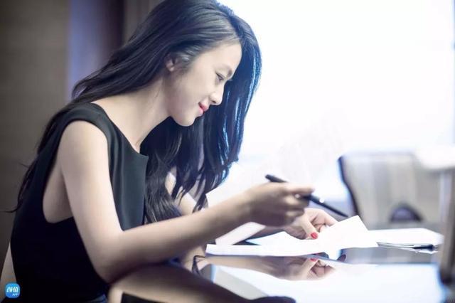 十年前她一脱成名,如今淡出影视圈后却比之前更让人羡慕