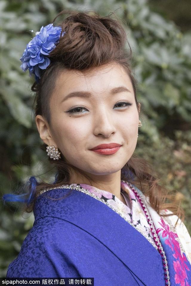 笑靥如花！日本明治神宫举行成人礼 年轻女孩身穿和服拍照