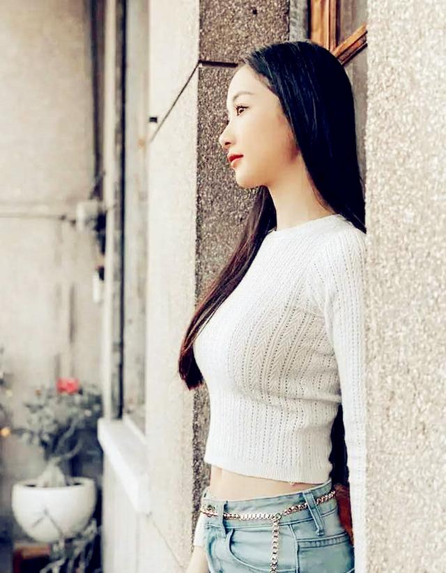 泰国顶级超模，人称“奶茶妹”，冰骨玉肌朦胧美，钟情于白色裙装