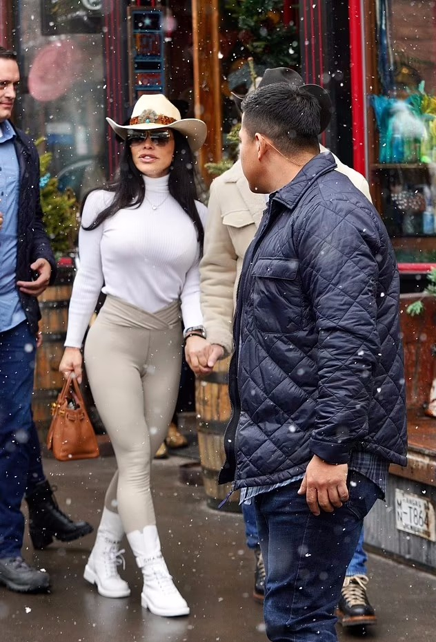 贝索斯53岁女友确实放得开！光脚穿蕾丝睡衣参加派对，妩媚又性感