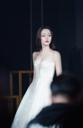 韩国已婚性感女星秀S曲线,大胸翘臀腿还长,紧身裙拍照姿势撩人