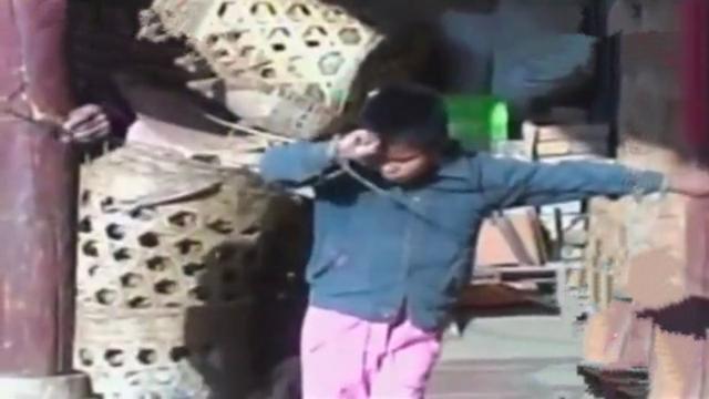 年幼女孩被绑八年，每天家里传出哭声，父母：“我们也不想的。”