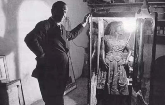 她被称为世上最丑的女人,却被富豪娶走,死后被制成标本供人欣赏