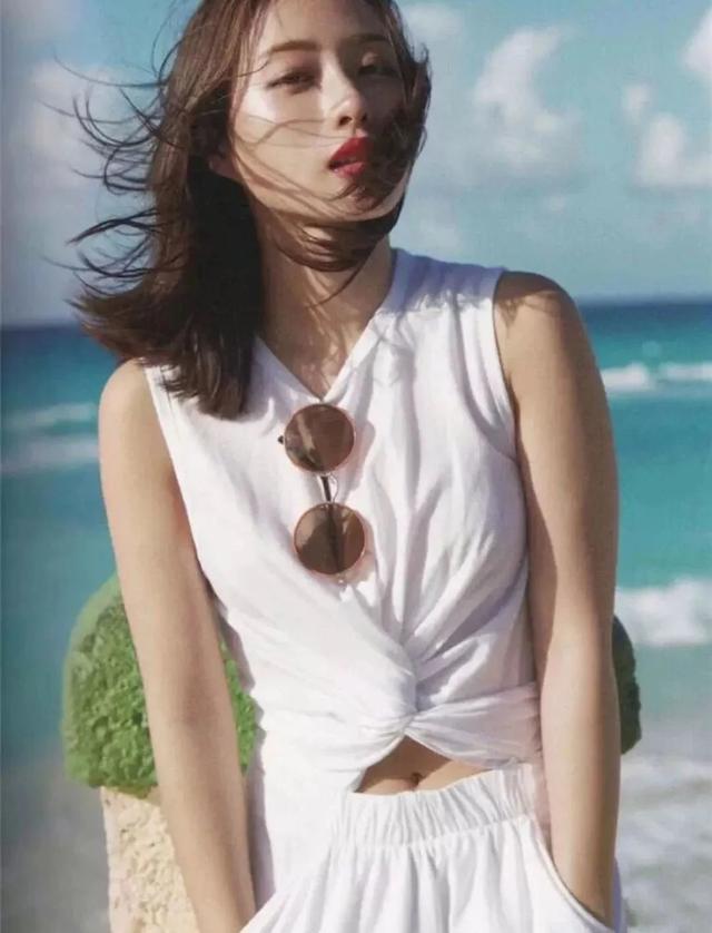 安倍晋三贴身女保镖穿衣时髦又漂亮，是日本宅男心中的女神