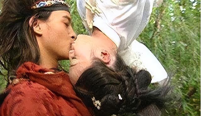 又惹争议了，嘴含戒指接吻，国产剧的吻戏开始了一场“病态传承”