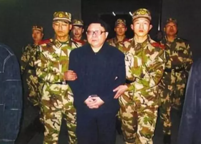 重庆“扫黑局长”文强：霸占女警花10年，辣手摧花12位大牌女明星