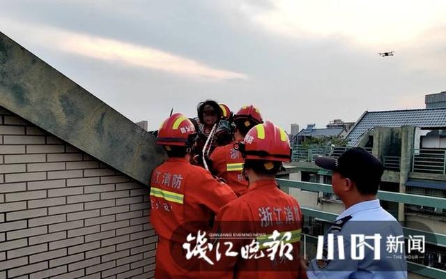 太悬了！杭州一民房楼顶有个小女孩被困，巡防队员死死拉住孩子也动弹不得