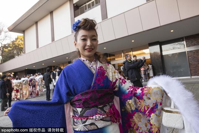 笑靥如花！日本明治神宫举行成人礼 年轻女孩身穿和服拍照