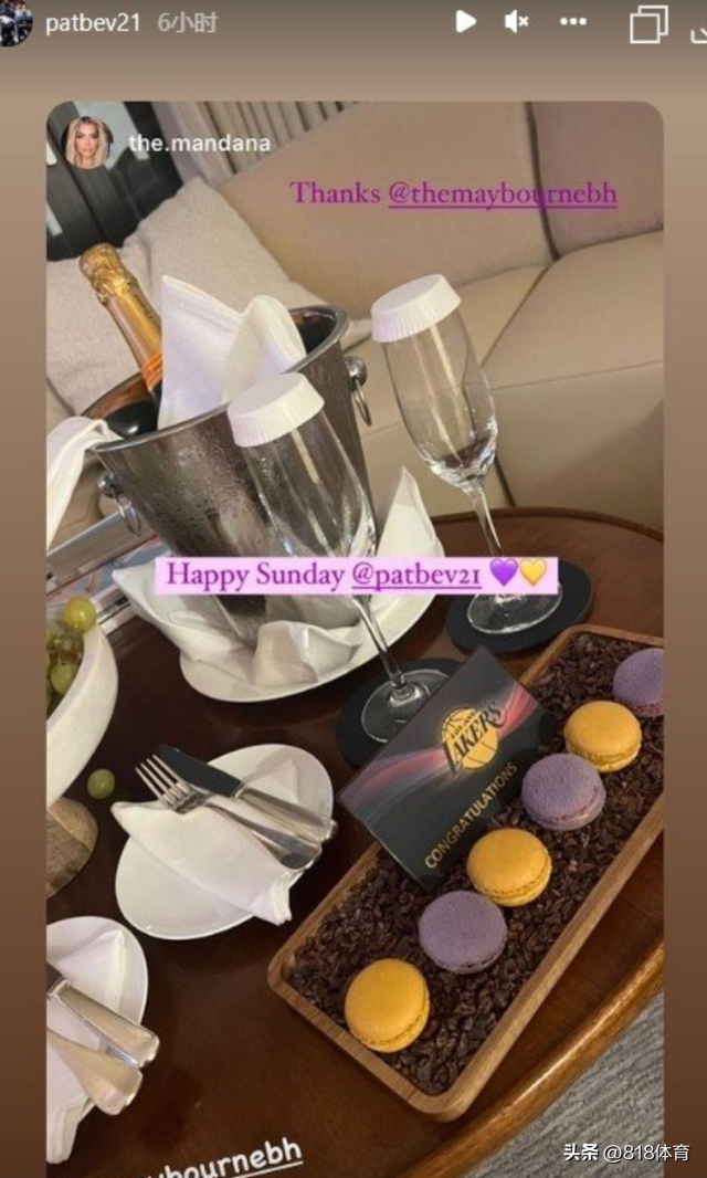 美女和野兽！贝弗利和漂亮白人女友LA豪宅逗狗玩，穿湖人拖鞋表忠心