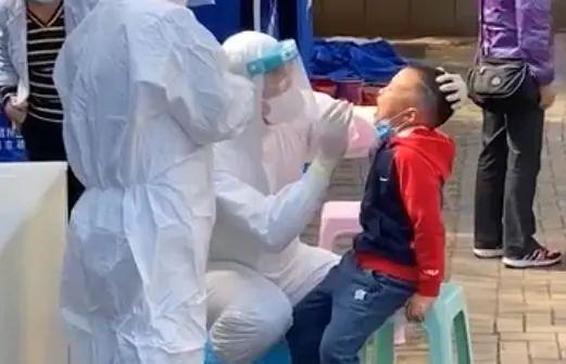 青岛核酸检测现场，小女孩和小男孩的举动温暖无数人……