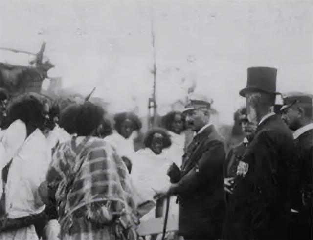 非洲女孩巴特曼因有巨臀,一生被赤身裸体展览,死后还被做成标本