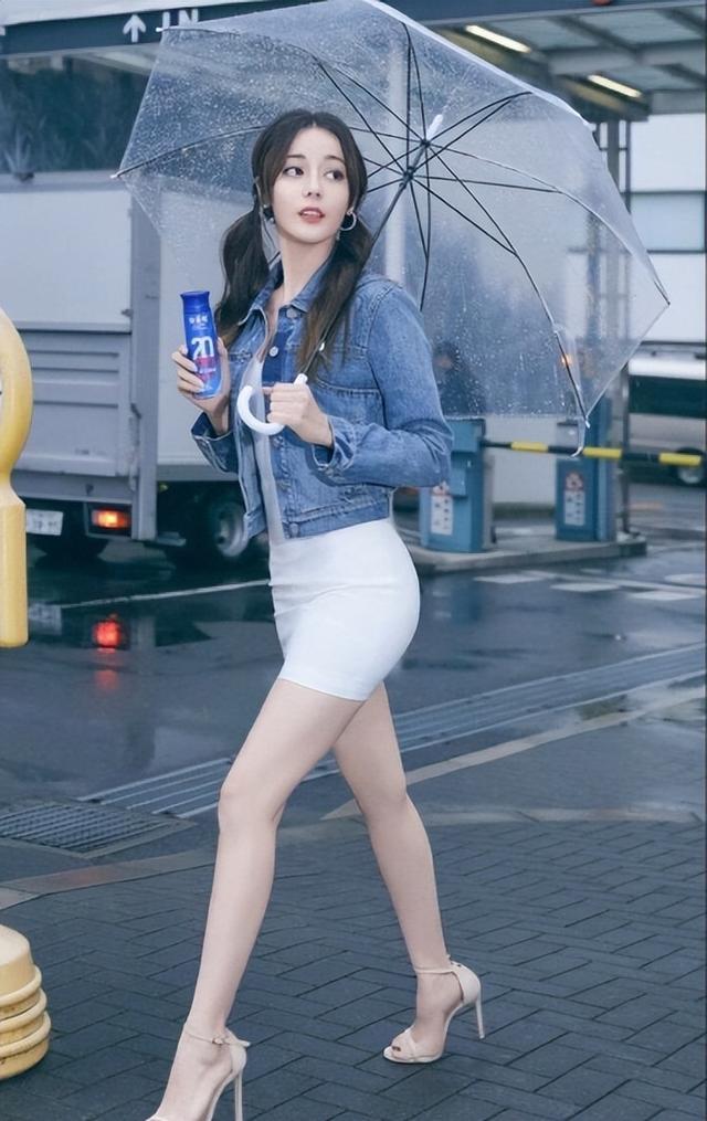 看了迪丽热巴捂胸口，终于知道女明星们有多害怕走光了！