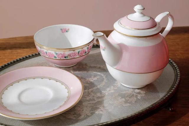 凯特、戴妃同款手镯，英国王室都爱的瓷器，情人节送礼大气有格调