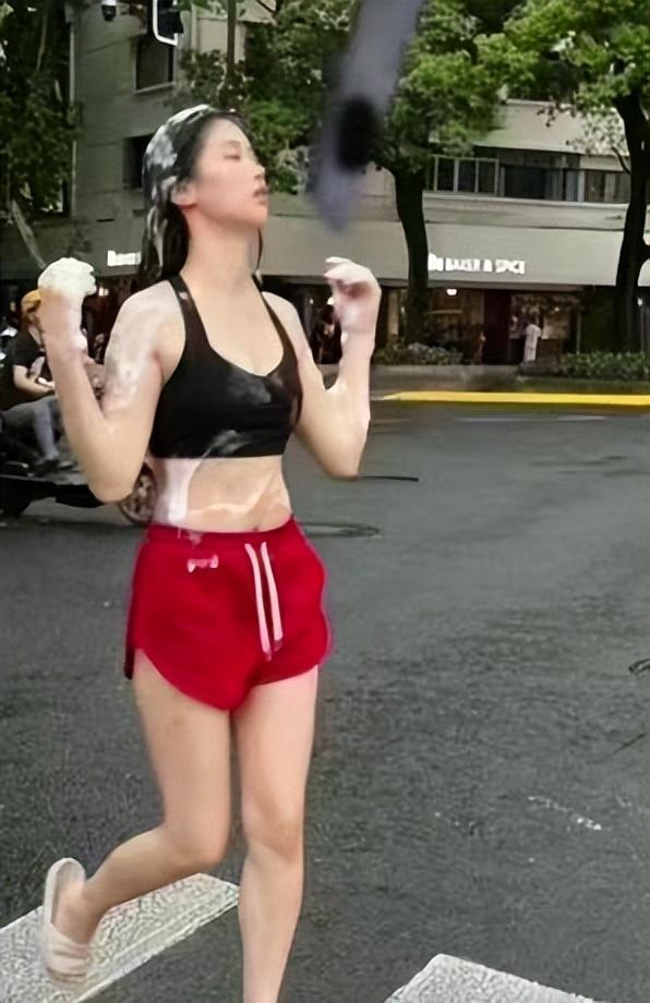 纪实:上海美女穿着清凉,雨天在街头集体搓澡,被称为“洗澡媛”