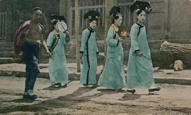 成都姑娘穿清宫服打麻将火了！她们美得让人对清朝服装刮目相看