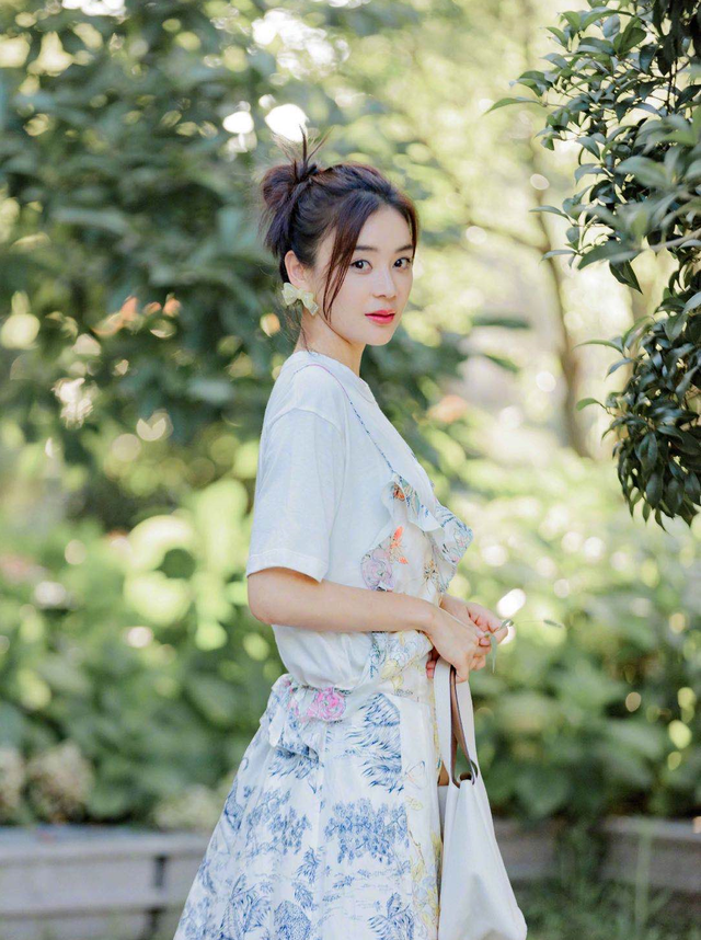 袁姗姗深夜醉酒糗态百出，走路不稳靠异性搀扶，不顾形象路边狂吐