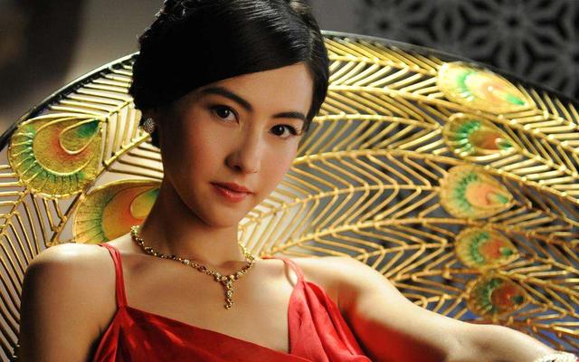 人前很清纯，人后却疯狂？这10位情史混乱的女星，才是“老司机”