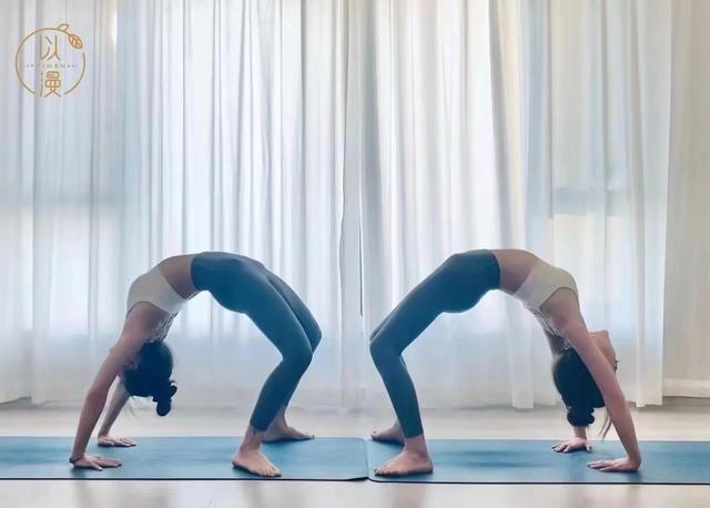 瑜伽馆里的美女们：大学生美女为一字马办季卡