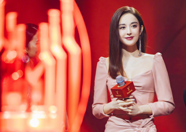 2020年女星红毯十大惊艳造型，可爱在性感面前不值一提