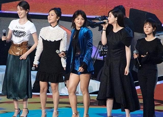 8位堪称“半身美人”的女星,穿上礼服惊艳四射,真实腿短又腿粗