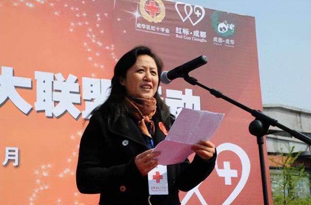 成都美女书记落马，丈夫是高官，一同敛财2800万，最终都入狱