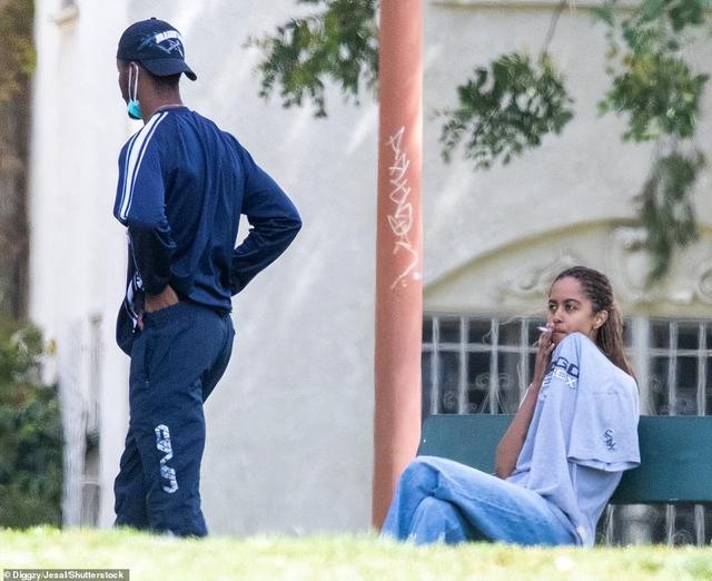 奥巴马23岁长女找妹妹男友聊天，吞云吐雾是老手，容貌复制了爸爸