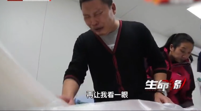 2015年,6岁女儿突发疾病死亡,父亲痛哭掀开白布:再让我看一眼