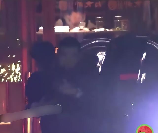 王宝强与美女聚餐，身材暴瘦被人搀扶疑醉酒，紧抱男人窃语引热议