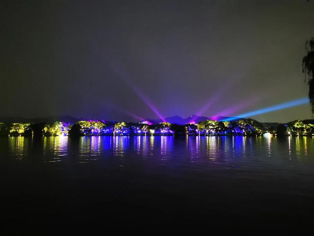 来电狂响:戴着镣铐起舞的众生情感生活,全被这部电影给拍出来了