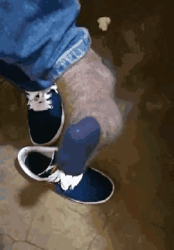 美女在泳池边跳舞，下一秒把我逗笑了，太搞笑了