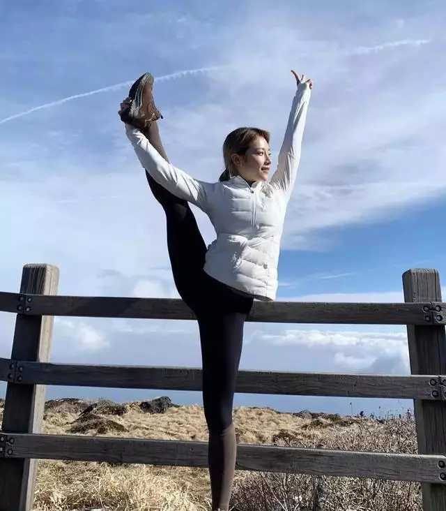 30岁了，还“童颜”的她，腹肌明显，曲线完美：自律的女人真美