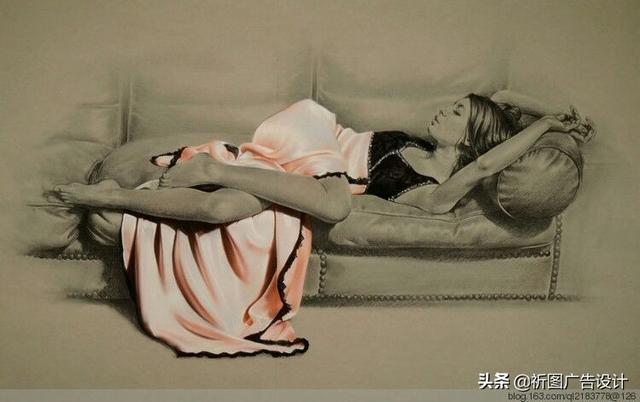 她的木炭粉彩画堪称一绝，性感素描将人体线条展现的性感迷人