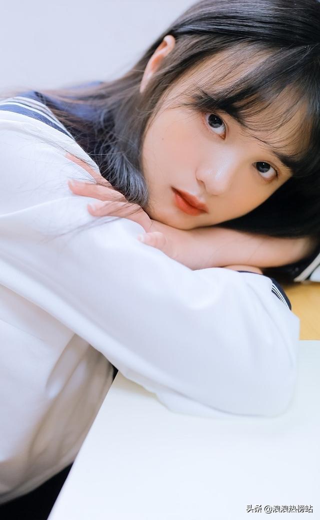 日本水手制服美女黑丝美腿清纯校园学生妹诱惑写真图片