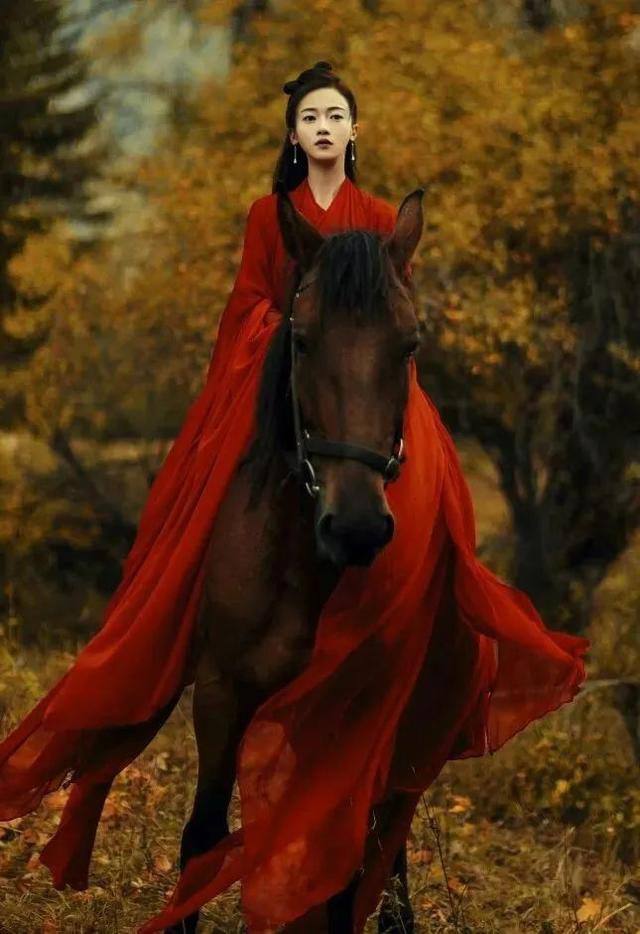 16位女明星骑马大PK！小枫唯美、刘涛好酷、左大玢最让人意外
