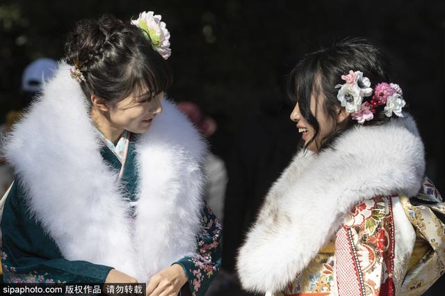 笑靥如花！日本明治神宫举行成人礼 年轻女孩身穿和服拍照