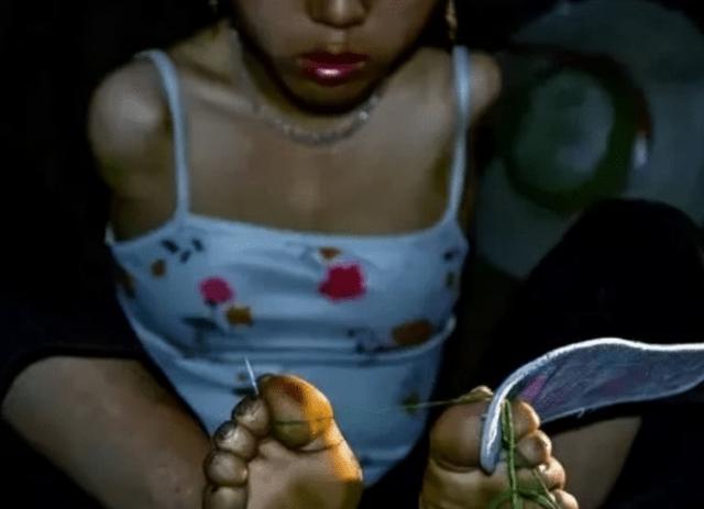 5年前无臂女孩靠口和脚养孩子，10人住10平米房子，为何还要二胎