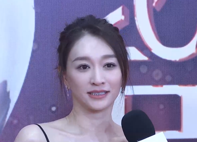 女星红毯来袭！李小冉美丽冻人，张萌半露酥胸，万茜深V开到肚脐