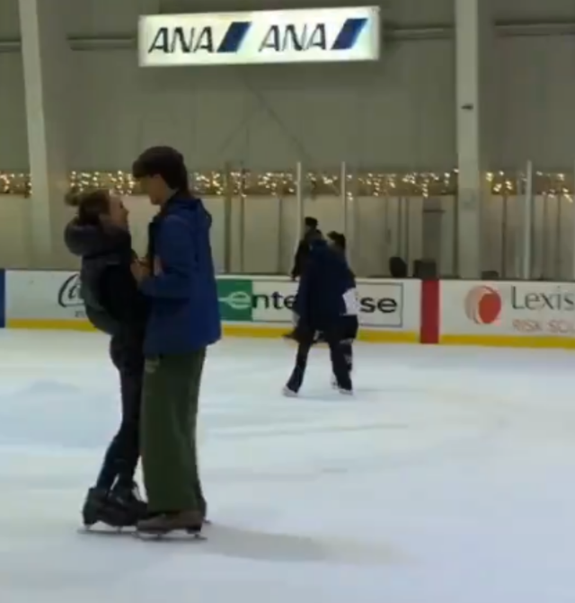 谷爱凌疑似恋情曝光！与神秘男子滑冰时接吻，两人深情对视秀恩爱